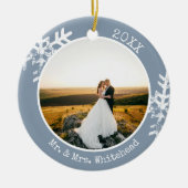 Dusty Blue Pas getrouwd Snowflake 1e Kerstmis Keramisch Ornament (Voorkant)