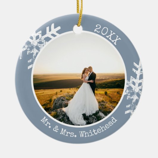 Dusty Blue Pas getrouwd Snowflake 1e Kerstmis Keramisch Ornament (Voorkant)