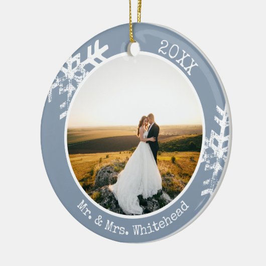 Dusty Blue Pas getrouwd Snowflake 1e Kerstmis Keramisch Ornament (Links)