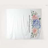 Dusty Blue Pastel Roze hortensia's bruiloft achter Wandkleed (Voorkant (horizontaal))