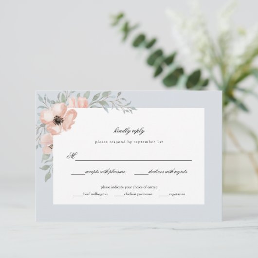 Dusty Blue Peach Flowers Waterverf Wedding RSVP Kaartje (Staand voorkant)
