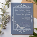 Dusty Blue Peacock Flourish Wedding Invitation Kaart<br><div class="desc">Vier je liefde in levendige elegantie met deze Dusty Blue Peacock Flourish Wedding Invitation. Omlijst met sierlijke bloemen en met een opvallend pauwmotief, combineert dit ontwerp vorstelijke charme met moderne eenvoud. Elegant script toont de namen van de bruid en bruidegom, terwijl strakke, moderne typografie de essentiële huwelijksdetails in een duidelijke...</div>