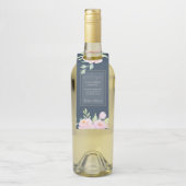 Dusty Blue Peonies Bottle Hanger Labels (Op fles)