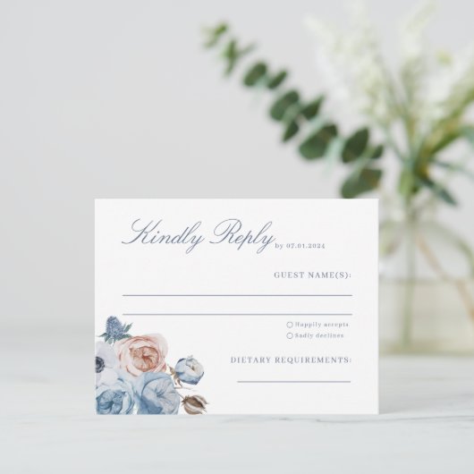 Dusty Blue & Perzik Bloemen Bruiloft RSVP Briefkaart (Staand voorkant)