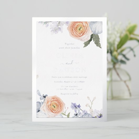 Dusty Blue & Perzik Bloemen Zilveren Folie Bruilof Folie Uitnodiging (Staand Voorkant)