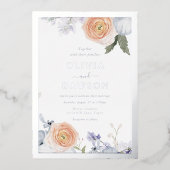 Dusty Blue & Perzik Bloemen Zilveren Folie Bruilof Uitnodiging (Voorkant)