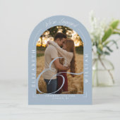 Dusty Blue Photo Arch Calligraphy Engagement Party Kaart (Staand voorkant)