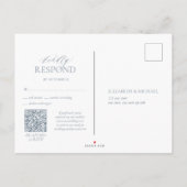 Dusty Blue QR Leafy Crest Monogram Weddenschap RSV Uitnodiging Briefkaart (Achterkant)
