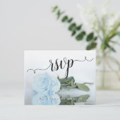 Dusty Blue Reflecting Roos Elegant Wedding RSVP Briefkaart (Staand voorkant)