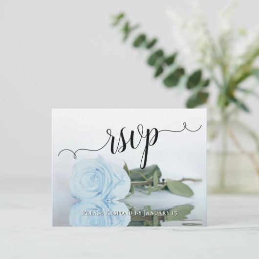 Dusty Blue Reflecting Roos Elegant Wedding RSVP Briefkaart (Staand voorkant)