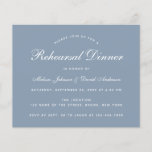 Dusty Blue Rehearsal Dinner Budget Uitnodiging<br><div class="desc">Een eenvoudige,  minimalistische uitnodiging voor een repetitief diner: alleen witte tekst op stoffige blauwe achtergrond. De woorden "Dinner van de repetitie"en de namen worden geschreven in een elegant kalligrafisch manuscript,  de rest in petten.</div>