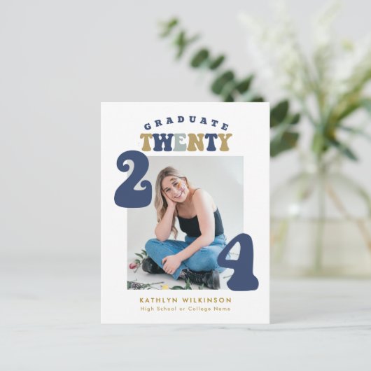 Dusty Blue Retro Groovy Fun Scrip Photo Afstuderen Uitnodiging Briefkaart (Staand voorkant)