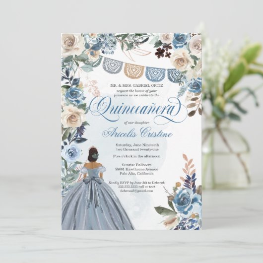 Dusty Blue Roos Rustic Country Quinceañera Invitat Kaart (Staand voorkant)