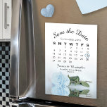 Dusty Blue Roos Save the Date Calendar Magnet<br><div class="desc">Deze prachtige magnetische kaart met datumkalender is een geweldige manier om je familie en vrienden te laten weten hoe je trouwt. Het ontwerp is voorzien van een foto van een langwerpig lichtdusty blauw of poederblauw gekleurd roos dat aan de zijkant staat en dat in een pool van water met golven...</div>