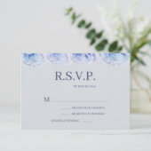 Dusty Blue Rozen Grey Elegant Floral Wedding RSVP Kaart (Staand voorkant)