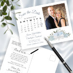 Dusty Blue Rozen Photo & Calendar Save the Date Aankondigingskaart<br><div class="desc">Deze trouwe bruiloft Save the Date briefkaart heeft een elegant bloemontwerp voor de waterverf met een boeket van prachtige handbeschilderde rozen en bloesems in tinten van stoffig blauw. De linkerkant van de kaart heeft een klantgerichte kalender met een hart rond uw trouwdatum, evenals ruimte voor uw namen, de plaats, en...</div>