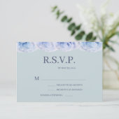 Dusty Blue Rozen Sage Elegant Floral Wedding RSVP Kaart (Staand voorkant)