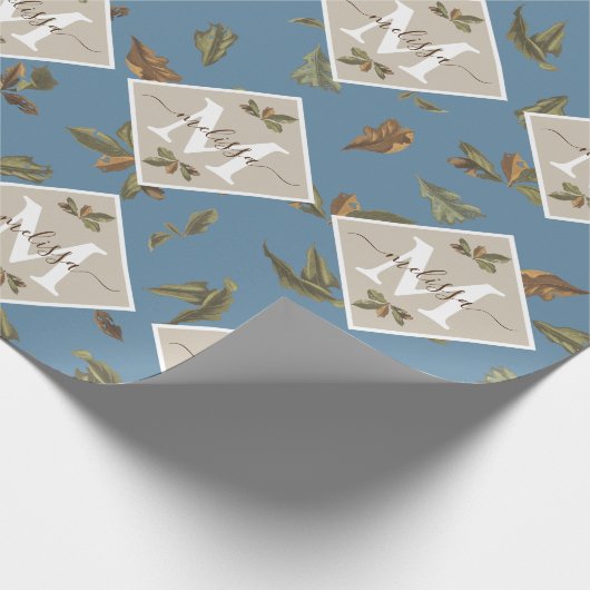 Dusty Blue Rustic Brown Leaves Monogramed Cadeaupapier (Hoek)