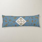 Dusty Blue Rustic Brown Leaves Monogramed Lichaamskussen (Achterkant)