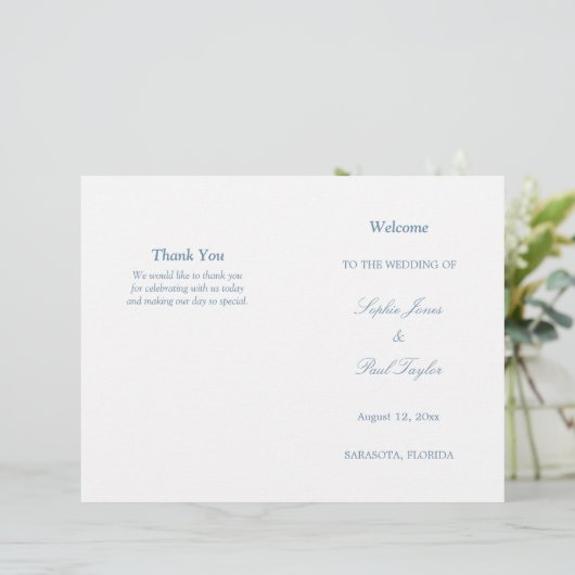 Dusty Blue Script Bi-Fold huwelijksprogramma (Staand voorkant)