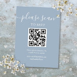 Dusty Blue Script RSVP QR Code Informatiekaartje<br><div class="desc">Een eenvoudige,  elegante stoffige blauwe script RSVP-bijsluiterkaart met uw eigen QR-code en bruiloft website details in chique typografie. Ontworpen door Thisnotme©</div>