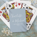Dusty Blue Signature Script Pokerkaarten<br><div class="desc">Met de namen van de tekenstijl kunnen deze speelkaarten op een stoffige blauwe achtergrond worden gepersonaliseerd met uw namen en speciale datum in het teken. Ontworpen door: Thisnotme©</div>