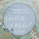 Dusty Blue Signature Wedding Favor Bedankt Ronde Sticker<br><div class="desc">Dusty blauw handtekening bruiloft gunst dank u classic ronde sticker met handtekening stijl namen. Personaliseer met uw speciale bedankinformatie in chique witte typografie. Ontworpen door Thisnotme©</div>