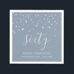 Dusty Blue Silver Confetti 60th Birthday Party Servet<br><div class="desc">Help hen hun 60ste verjaardag in stijl te vieren met dit eenvoudige maar elegante ontwerp, met faux zilveren driehoekige confetti die neerslaan op het woord "zestig" in lichtgrijs handschrift op een stoffige blauwe achtergrond. Pas het met de naam van de honoree in lichte grijze sans serif doopvont, samen met de...</div>