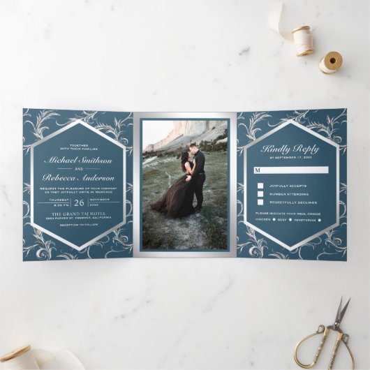Dusty Blue Silver Flourish Swirl Wedding Photo Drieluik Uitnodiging (Binnen)