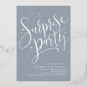 Dusty Blue Silver Modern Script Surprise Party Folie Uitnodiging