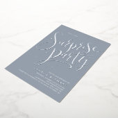 Dusty Blue Silver Modern Script Surprise Party Folie Uitnodiging (Gedraaid)