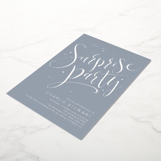 Dusty Blue Silver Modern Script Surprise Party Folie Uitnodiging (Gedraaid)