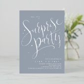 Dusty Blue Silver Modern Script Surprise Party Folie Uitnodiging (Staand Voorkant)