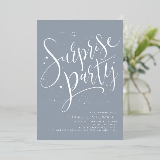 Dusty Blue Silver Modern Script Surprise Party Folie Uitnodiging (Staand Voorkant)