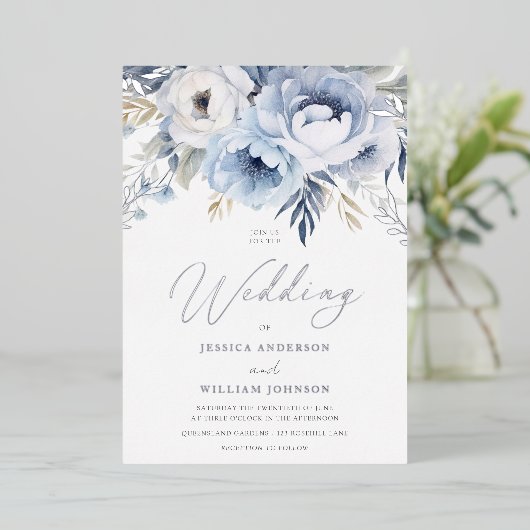 Dusty Blue & Silver Sparkle Bloemen Huwelijk Folie Uitnodiging (Staand Voorkant)