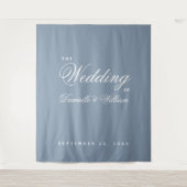 Dusty Blue Simple Elegant Script Weddenschap Backd Wandkleed (Voorkant)