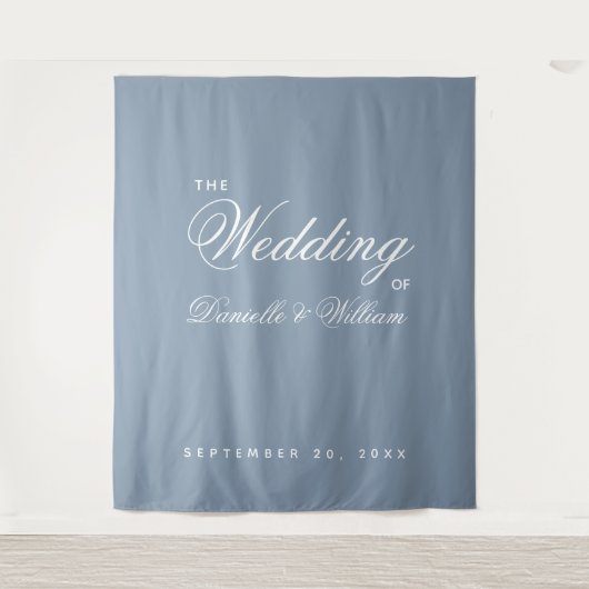 Dusty Blue Simple Elegant Script Weddenschap Backd Wandkleed (Voorkant)