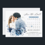 Dusty Blue Slate Navy Botanical Photo Calendar Save The Date<br><div class="desc">Elegant Dusty blue / Navy-themafotokalender met de vermelding elegant bouquet of Dusty blue,  Navy,  slate roos bloesems buds en blauwe eucalyptusbladeren. Neem contact met mij op voor hulp bij aanpassingen of als u een ander product nodig hebt met dit ontwerp.</div>