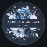 Dusty Blue Slate Navy Floral Botanical Wedding Cla Ronde Sticker<br><div class="desc">Elegant Dusty blue / Navy sticker voor de envelop voor de bruiloft van de zeemacht met elegante bouquet van Dusty Blue,  Navy,  bloesems en blauwe eucalyptusbladeren van leisteen. Neem contact met mij op voor hulp bij aanpassingen of als u een ander product nodig hebt met dit ontwerp.</div>
