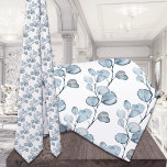 Dusty Blue Small Eucalyptus Sprigs Weddenschap Stropdas<br><div class="desc">Een dusty-blauwe en witte bruiloft stropdas met waterverf beschilderde stoffige blauwe eucalyptussprigs in een diagonaal patroon; een perfect stropdas voor groom. groomsmen en trouwfeest.</div>