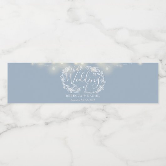 Dusty Blue String Lights Bloemenbruiloft Waterfles Etiket (Enkel label)