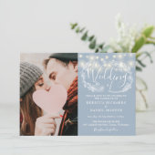Dusty Blue String Lights Floral Foto Bruiloft Kaart (Staand voorkant)