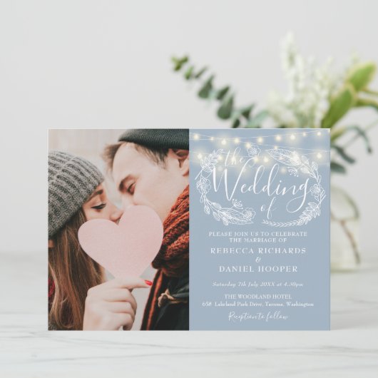 Dusty Blue String Lights Floral Foto Bruiloft Kaart (Staand voorkant)