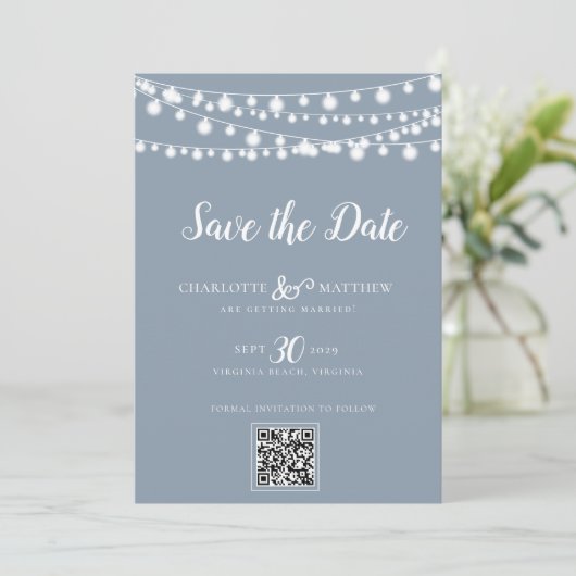 Dusty Blue String Lights Modern Script Bewaar de Save The Date (Staand voorkant)