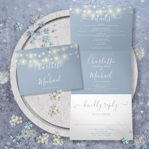 Dusty Blue String Lights Script Monogram Bruiloft Drieluik Uitnodiging
