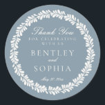 Dusty Blue Talavera Spaanse Fiesta Wedding Favorie Ronde Sticker<br><div class="desc">Iedereen houdt van een feest! Dit collectie is een verbluffende mix van elegantie en cultureel erfgoed, geïnspireerd op de traditionele Mexicaanse Talavera-tegel. De aardse stoffige blauwe Terracotta bloemrand straalt sophisticatie en een vleugje feestelijke charme uit, waardoor het perfect is voor uw Spaanse of Mexicaanse geïnspireerde feest. Of u nu een...</div>