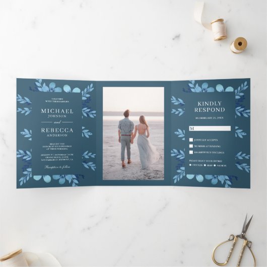 Dusty Blue Waterverf Bloemen Alles in een bruiloft Drieluik Uitnodiging (Binnen)