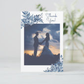 Dusty Blue Waterverf Floral Elegant Wedding Photo Bedankkaart (Staand voorkant)