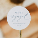 Dusty Blue We zijn een feestbevoordeling Ronde Sticker<br><div class="desc">Dusty Blue We zijn een Engaged Engagement Party voor Stickers Verloving Celebration Decorations</div>