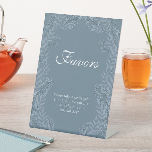 Dusty Blue Wedding Botanische Favors Reclamebord Met Voetstuk (Insitu)